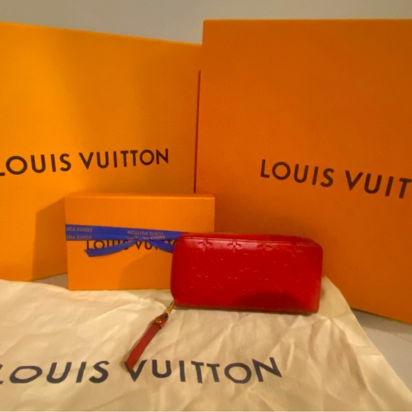 Red Louis Vuitton, zippy wallet - Picture 1 of 3